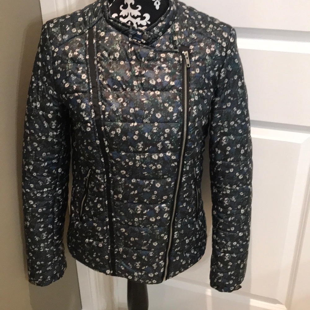 Super cute side zip floral puffer jacket